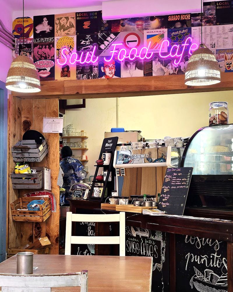 La barra de Soul Food Café con el neón rosa