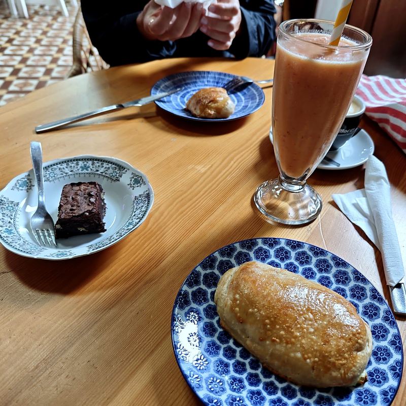 Brownie casero y smoothie