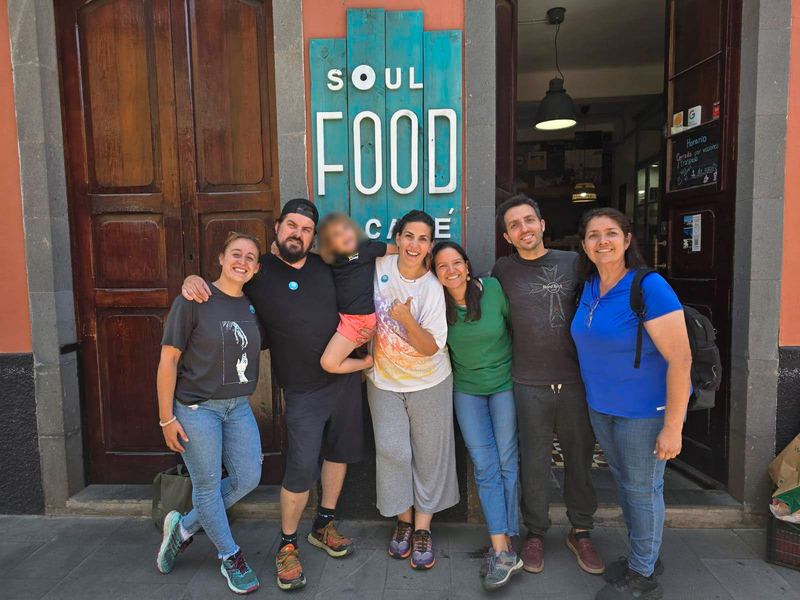 El equipo de Soul Food Café frente al local