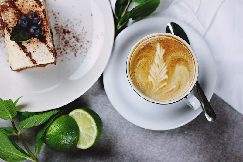 Café con arte latte y tarta