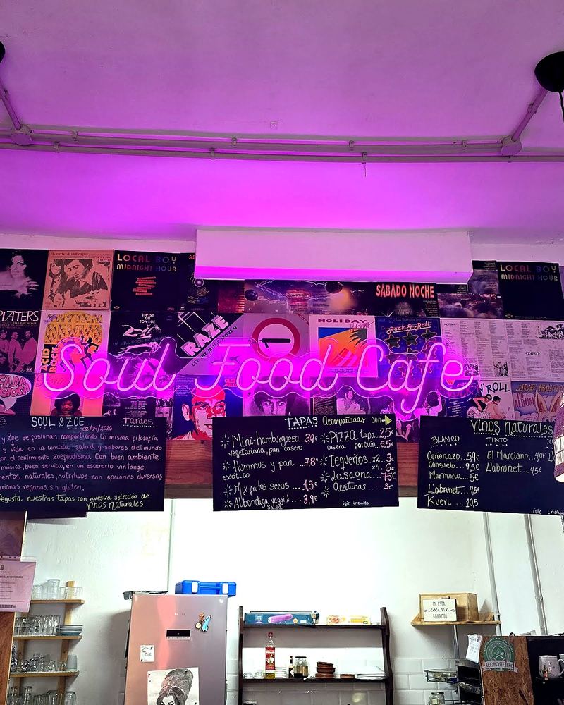 El neón de Soul Food Café sobre la barra