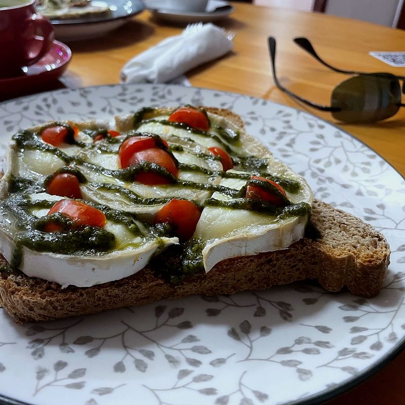 Tosta con pesto y tomate