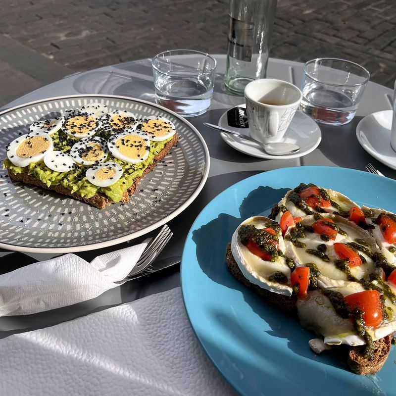 Tosta de aguacate y tosta de queso de cabra